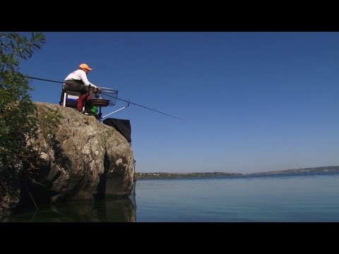 Видео: Фидер. Ловля осенней плотвы. О рыбалке всерьез. Выпуск 321 HD