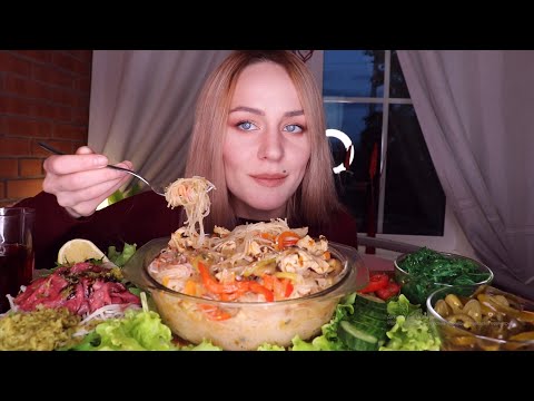 Видео: MUKBANG | Фунчоза с курицей, сырая говядина, овощи, ПОБЕДИЛА | Noodles, raw beef не ASMR
