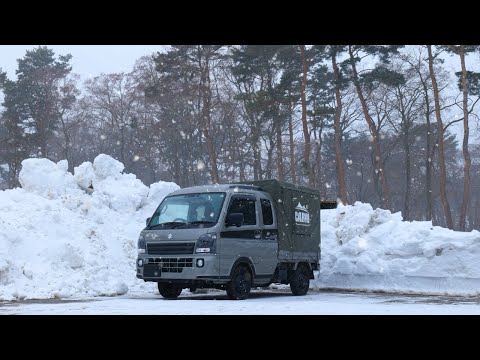 Видео: Спать в кузове маленького грузовика, окруженного стеной снега.