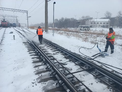 Видео: Очистка путей и стрелочных переводов от снега