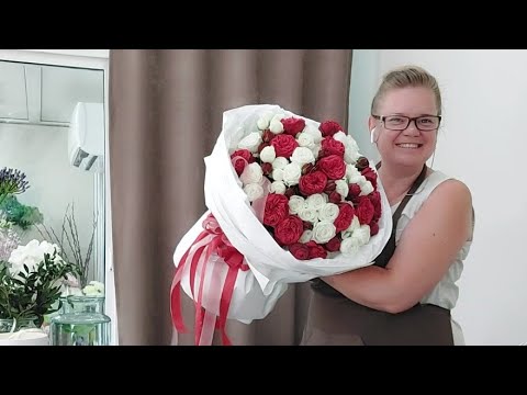 Видео: Классический красно-белый букет, из кустовой розы, для замечательной барышни ❤