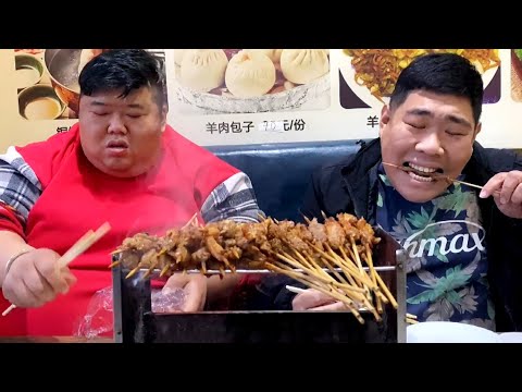 Видео: Брат Хоу пригласил друзей съесть шашлык и суп из баранины, что было очень вкусно!