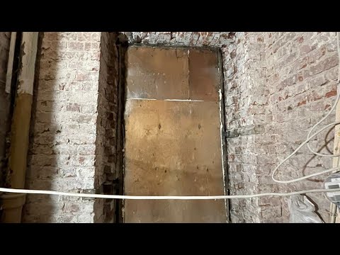 Видео: Нашлись три окна при демонтаже. Демонтаж в старом фонде СПб. Декабрь 2022