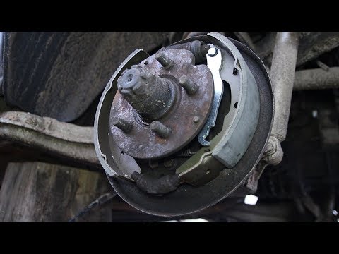 Видео: VW T3 Задние тормозные колодки Замена