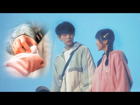Видео: 【CUT09】🍿Школьный красавчик сопровождал Золушку, у которой были неудобные ноги☺️