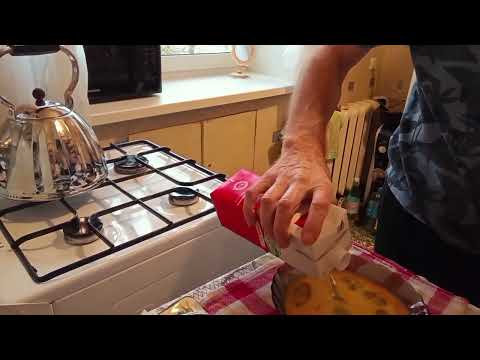 Видео: Пельмени запечённые в омлете.