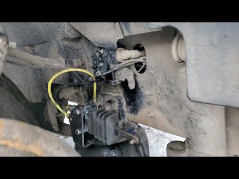 Видео: Замена крана уровня передней оси Volvo VNL 780