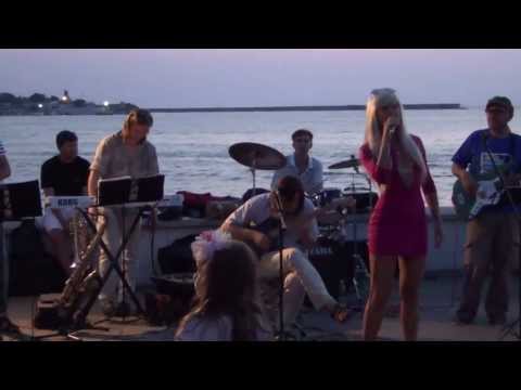 Видео: Севастополь. Рояль в кустах.