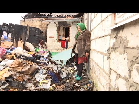 Видео: «Горячая линия». Соседка превратила общий двор в свалку