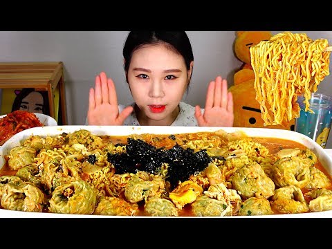 Видео: Кимчи Tteok клецки суп Tteumsae Рамюн Мукбанг едят звук