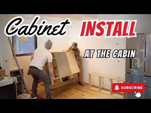 Видео: Как установить кухонные шкафы по индивидуальному заказу