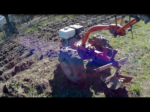 Видео: Посадка картофеля мотоблоком под окучник