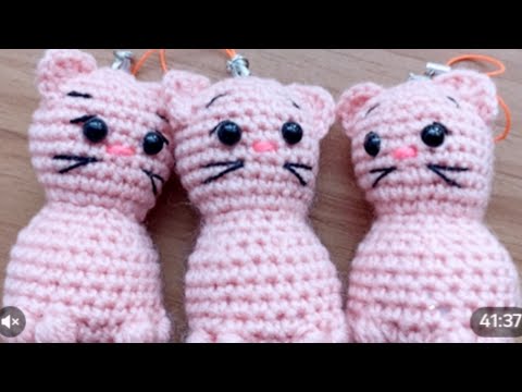 Видео: Котик брелок. Мини игрушка крючком.