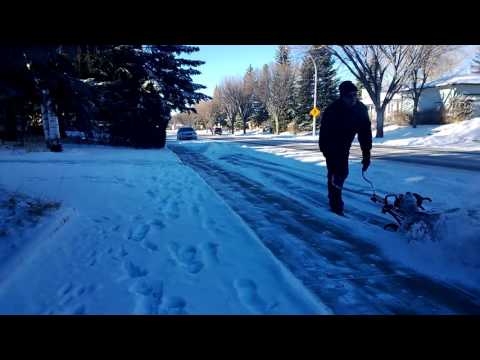 Видео: Уборка снега мультисистемой Stihl MM 55