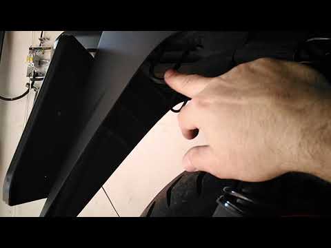 Видео: Снимаю колеса на Хонда Сильвер Винг 600 ГТ.Remove the wheels on the Honda Silver Wing 600 GT.