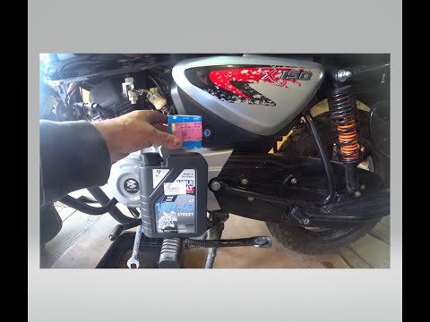Видео: Bajaj Boxer 150X. Первая замена моторного масла и фильтра.