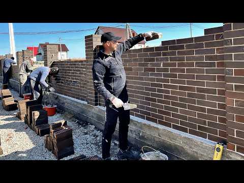 Видео: Забор, который преобразил участок. Темный кирпич на белые швы. The fence that transformed the site.