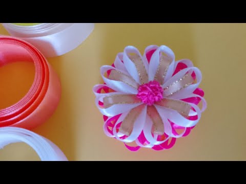 Видео: This flower is made of ribbon. Этот цветок я сделала из ленты.