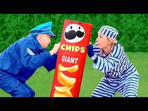 Видео: Илья и Картонка играют в полицейских и учат воришку делиться