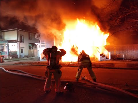 Видео: Командование пожарной охраны Ньюарка, штат Огайо, сфотографировало пожар в доме по адресу Честнат...