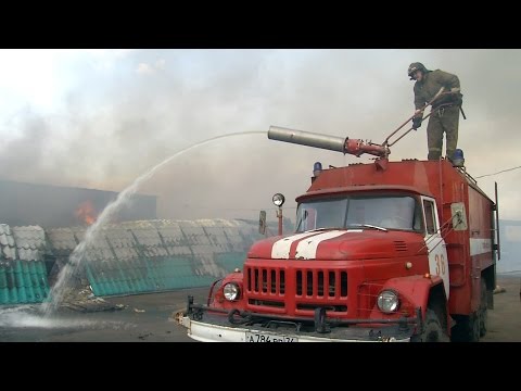 Видео: В Бажово сгорел цех по производству дверей