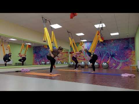 Видео: Аэройога, йога в гамаках. Нога за головой. Средний уровень.
