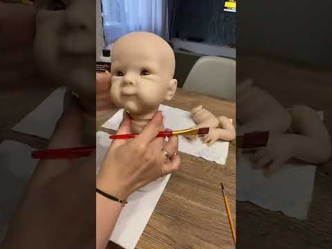 Видео: Как сделать куклу Реборн с помощью красной акриловой краски