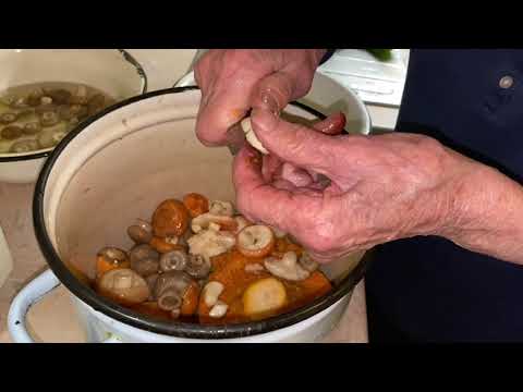 Видео: Секреты моей мамы: соленые грибы, рецепт