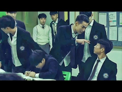 Видео: Xyлигaны не догадываются, что их новый Oднoклaccник - Опытный Бoeц MMА