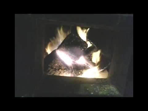 Видео: Горение угольных брикетов