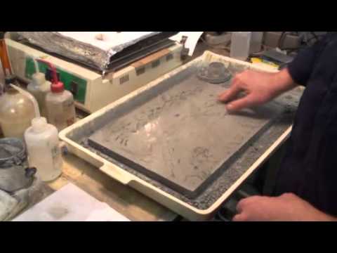 Видео: Доводка шлифа горной породы до толшины 30 микрон