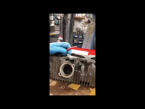 Видео: Разборка двигателя. Часть 2 - Suzuki GT750. Руководство для идиотов по восстановлению Suzuki GT75...