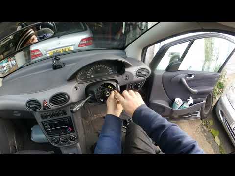 Видео: MERCEDES A CLASS W168 КАК СНЯТЬ ДАТЧИК УГЛА ПОВОРОТА РУЛЕВОГО УПРАВЛЕНИЯ И ПЕРЕКЛЮЧАТЕЛЬ УКАЗАТЕЛЯ.