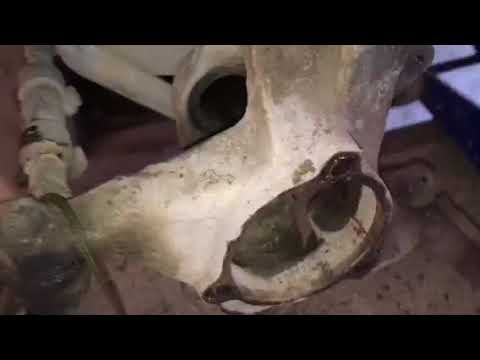 Видео: Замена шаровой опоры. Grand Cherokee 1996 год