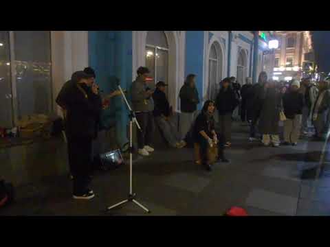 Видео: Уличные музыканты Питер Анечка и Женя на Невском 3 октября - Драмы больше нет