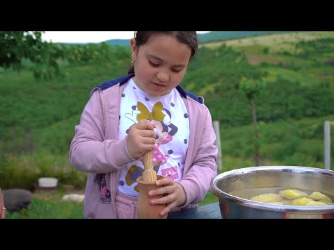 Видео: Готовим : Бозбаш и Курица на углях | Жизнь в Деревне