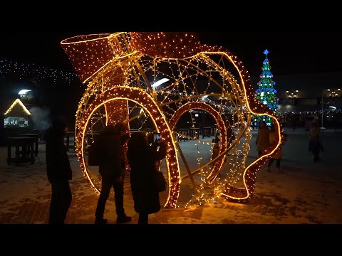 Видео: Тисячі вогників та сяючі скульптури: у Сумах з’явилася нова ілюмінація