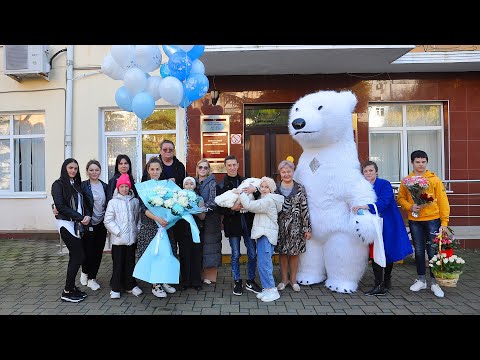 Видео: Выписка из роддома Мирона