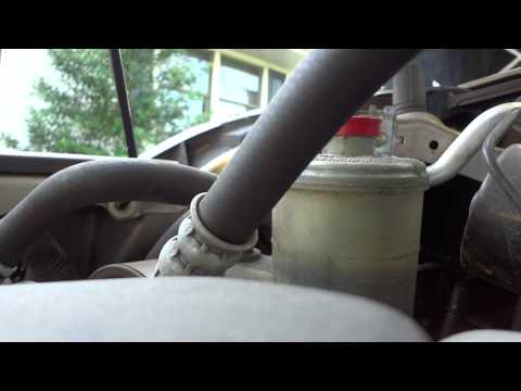 Видео: Замена лампы фары на Honda CR-V 2006 года выпуска