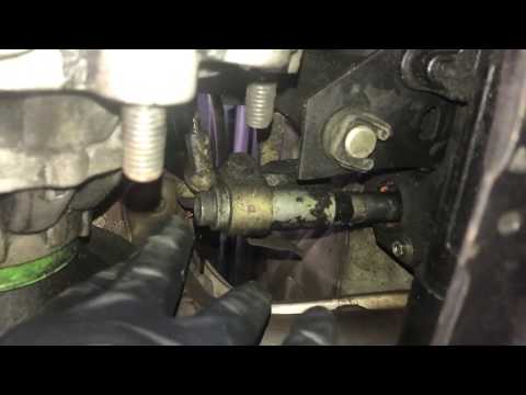 Видео: Замена втулок рычага переключения передач VW GTI MK2 1989 года, часть 1