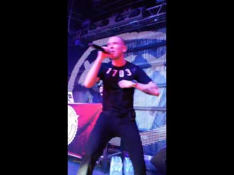 Видео: OXXXYMIRON на концерте в Курске взял телефон из за