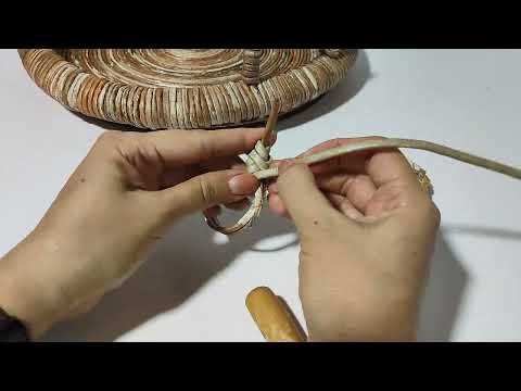 Видео: Плетем кольцо для салфетки из бумажной лозы