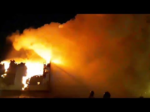 Видео: В Новом Уренгое пожар уничтожил многоквартирный деревянный дом