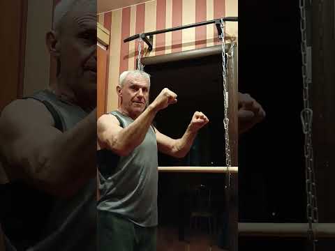 Видео: Работа на турнике для возрастной категории и начинающих.