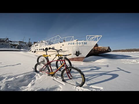 Видео: Едем на кланкере и сингл мтб по замерзшей протоке от Моряковского затона в Нагорный Иштан.