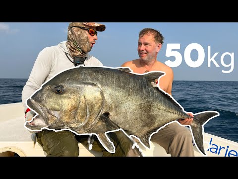 Видео: Тропическая рыбалка: поймать 50 кг монстра в Омане/ Fishing trip to Sothern Oman - Monster 50 kg GT!