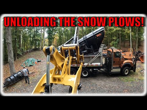 Видео: Используем CAT 914K для выгрузки плугов из кузова нашего нового грузовика!