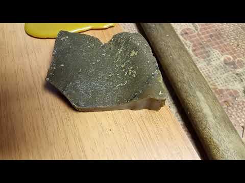 Видео: как осветлить и очистить пчелиный воск