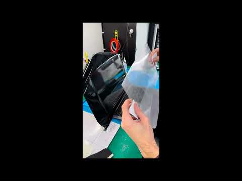 Видео: Наклейка пленки MacBook