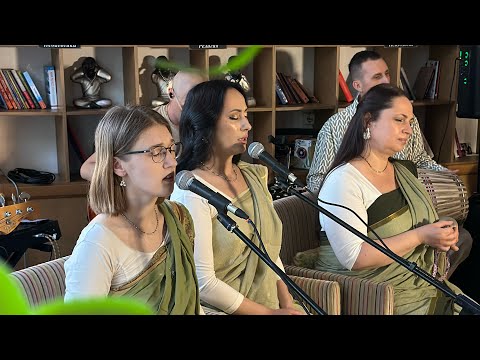 Видео: Шри Шри Радха Кришна пранама - Ялта